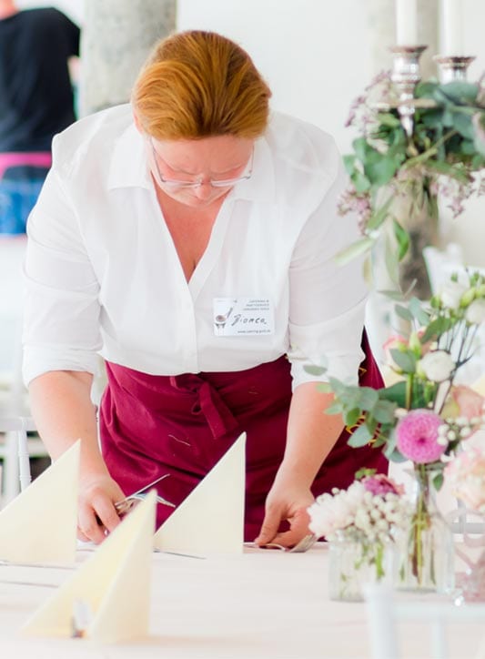 Bianca aus dem Catering-Gold-Team beim Eindecken
